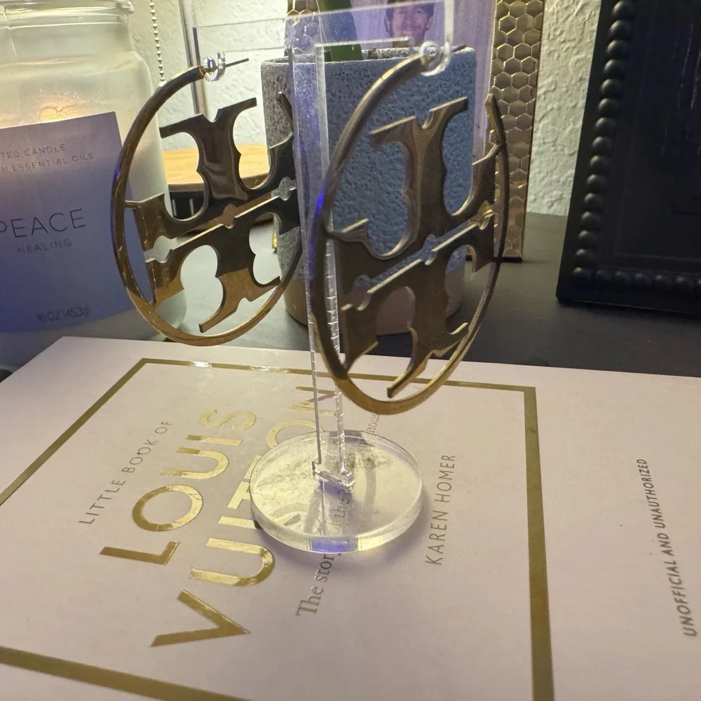 Tory Burch hoop earrings, gold plated, small imperfection as shown in photo. - Picture 10 of 10